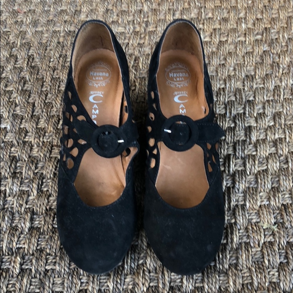Short black wedges
